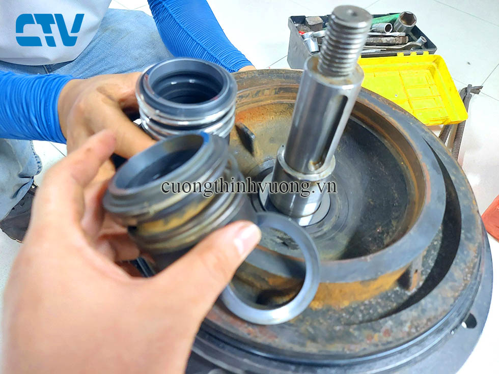 Dịch vụ thay phớt cơ khí máy bơm trục ngang công nghiệp uy tín, xử lý nhanh tại Hà Nội